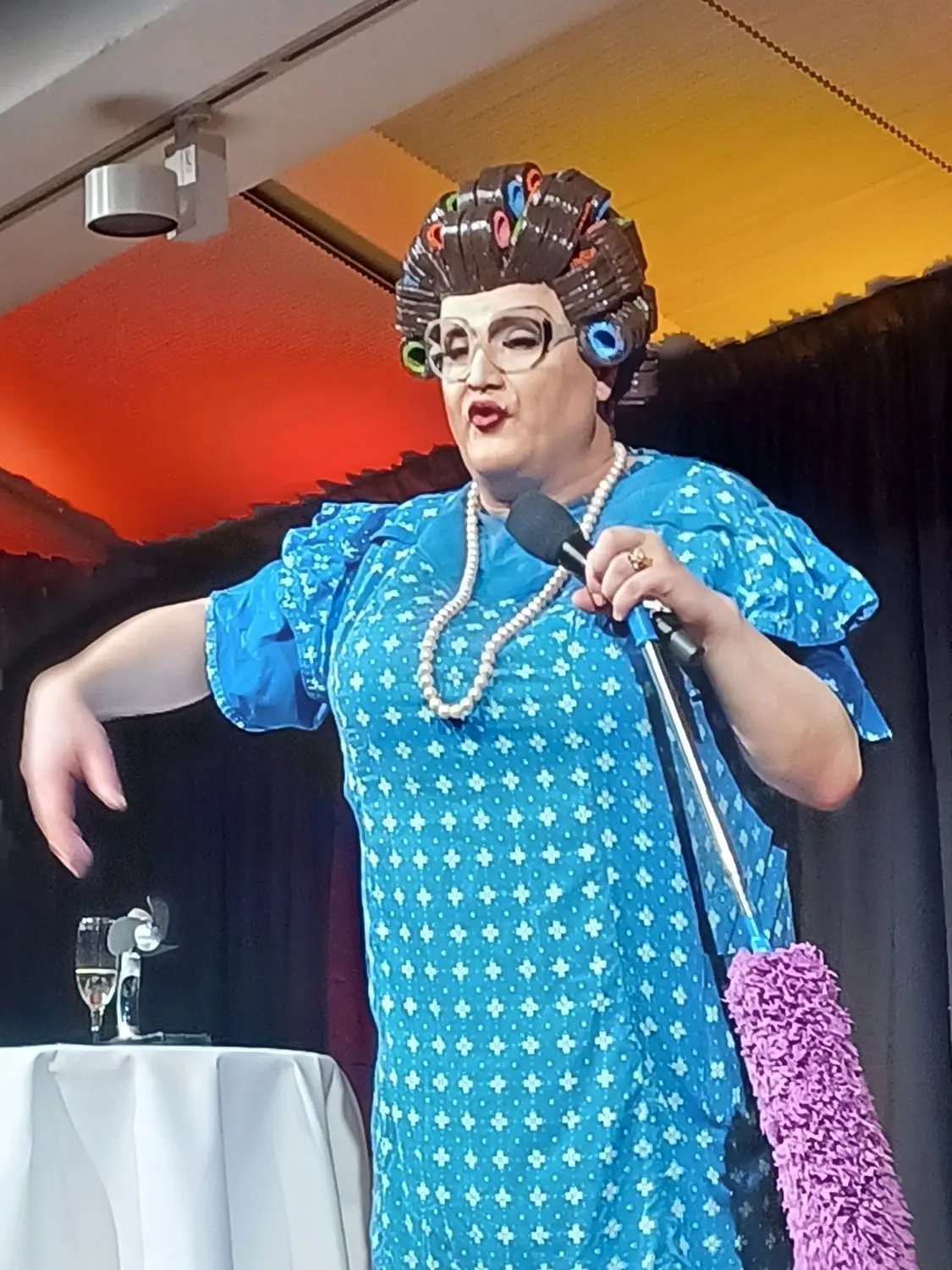 „Ich bin eine mehrfach ungesättigte Fette“: Travestie-Künstler Michael Panzer als kettenschwingende Putzfrau Elfriede Schäufele.