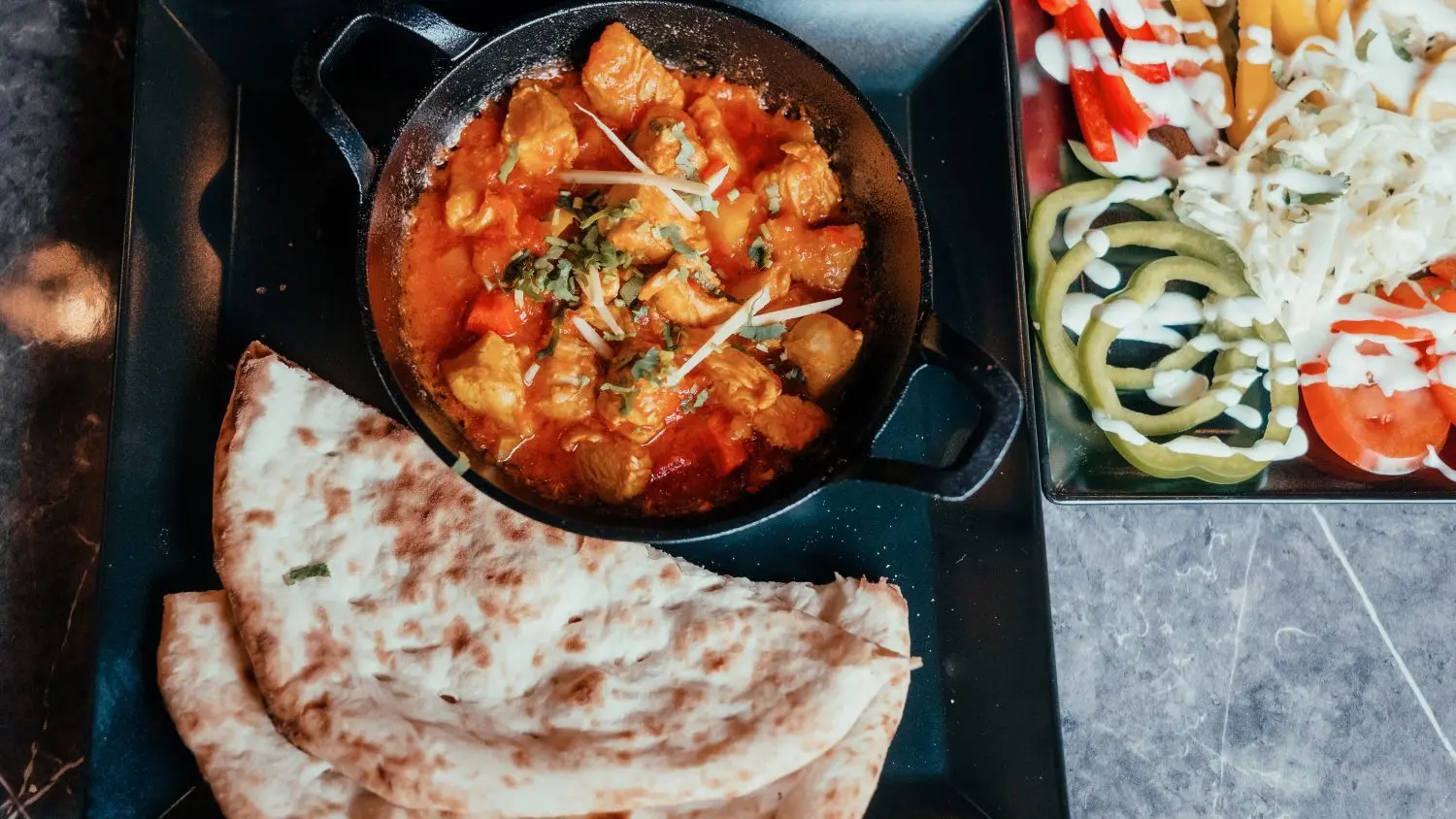 Naan-Brot ist in der afghanischen Küche verbreitet. Ein Dauerbrenner ist auch das Kabuli Palau, ein Reisgericht mit Lamm, Rosinen und Möhren, das mit Kardamom, Garam Masala und gemahlenen Koriander einen einzigartigen Geschmack erhält.⇥