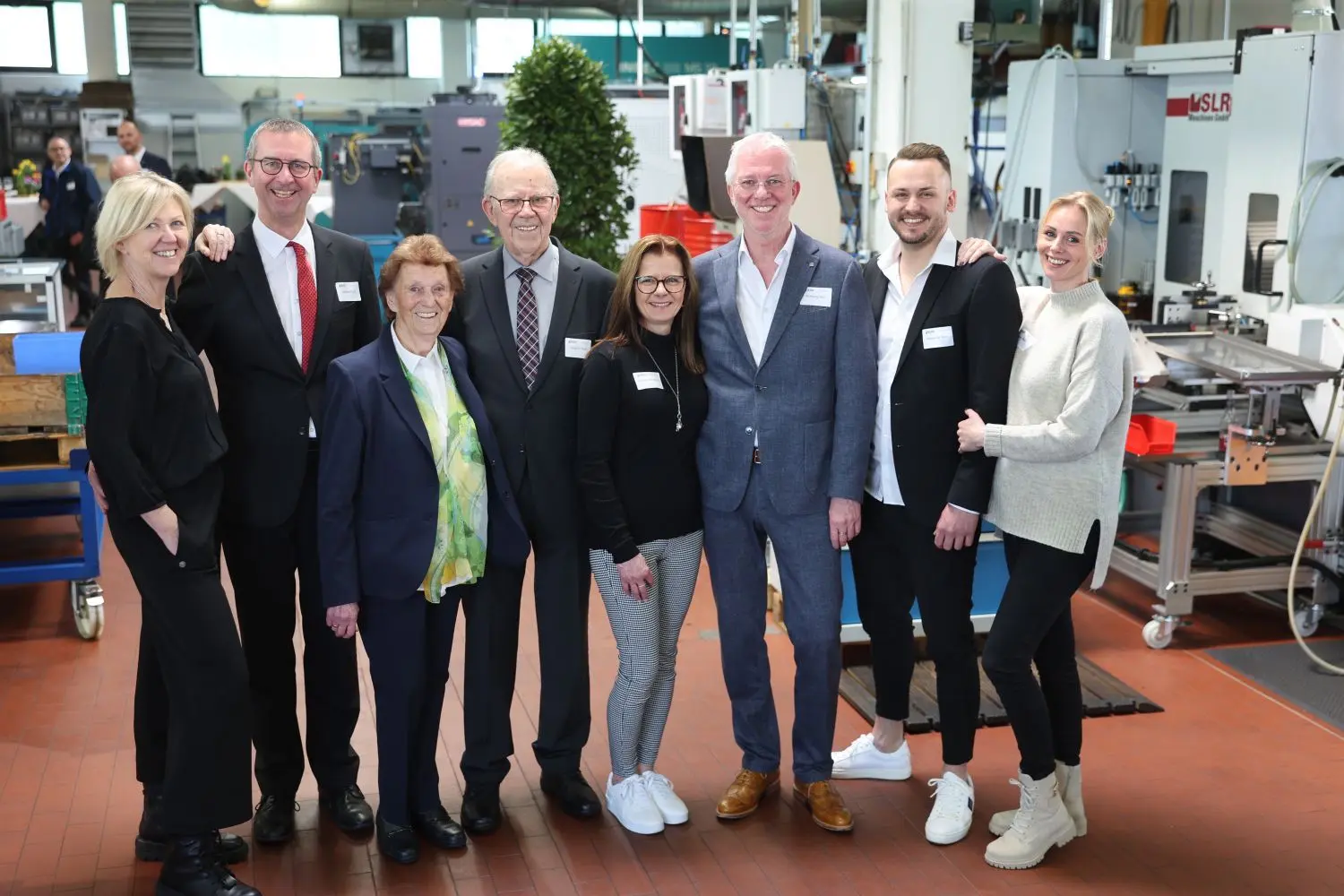 Drei Generationen der Familie Rich im Jubiläumsjahr, von links: Maria und Gottfried Rich, Seniorchef Siegfried Rich, links daneben Ehefrau Doris, Wolfgang Rich mit Partnerin Annette Herrmann und Alexander Rich mit Ehefrau Sarina.⇥