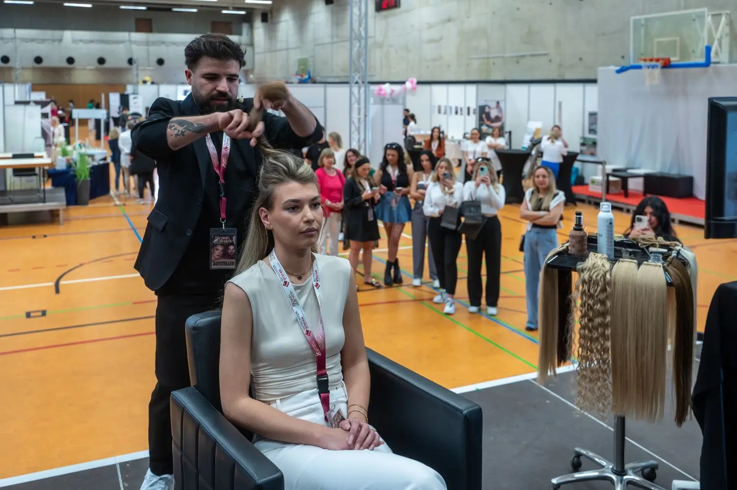 Stillsitzen für schöne Haare: Eine Besucherin lässt sich stylen.