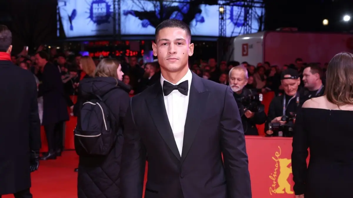 Er ist Schauspieler, er ist Sänger — und er ist in Topform: Emilio Sakraya macht auch auf dem Roten Teppich der Berlinale eine gute Figur.
ARCHIV - Er ist Schauspieler, er ist Sänger - und er ist in Topform: Für seinen neuen Film musste Emilio Sakraya hart trainieren. Foto: Gerald Matzka/dpa