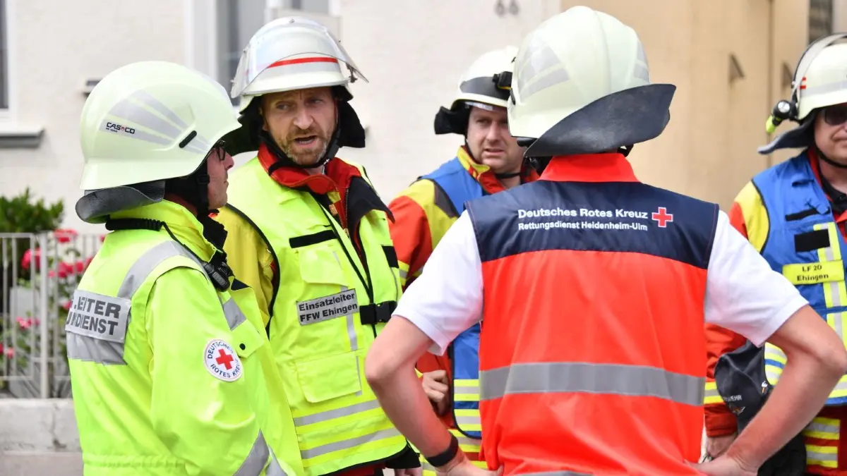 Rund 80 Einsatzkräfte der Feuerwehr Ehingen bekämpften am Freitagnachmittag den Brand in einer Zahnarztpraxis in der Lindenstraße. Das Feuer war in einem Laborraum ausgebrochen. Der Rettungsdienst war ebenfalls mit starken Kräften vor Ort.