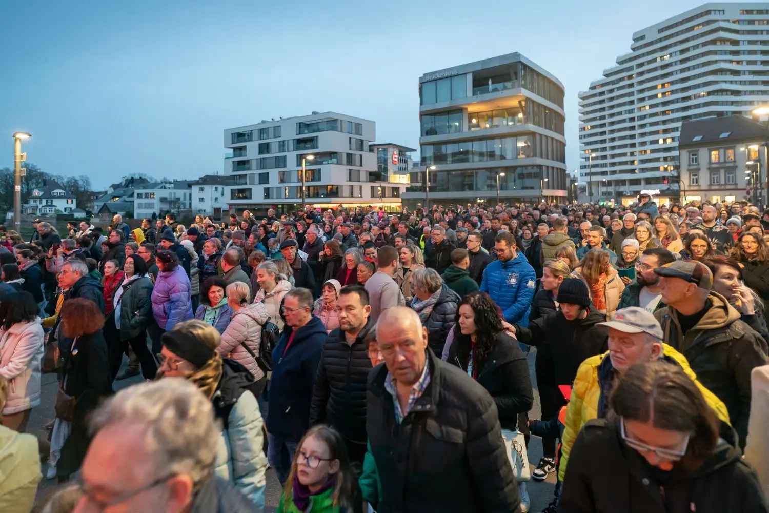 Tausende Zuschauer begleiteten den Lebendigen Kreuzweg.