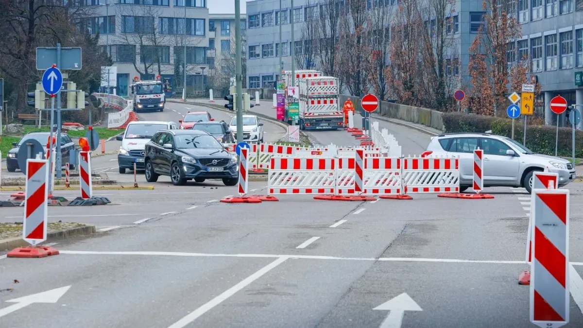 Die Münchner Straße ist Richtung Willy–Brandt–Platz gesperrt.
Münchner Straße: Keine Durchfahrt mehr aus Richtung Gänstorbrücke