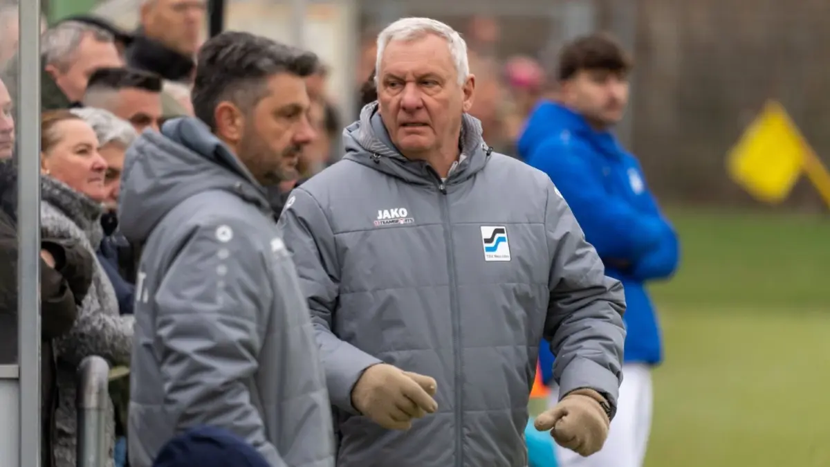 Trainer Peter Passer hört am Saisonende beim TSV Neu–Ulm auf. Vorher möchte er mit seiner Mannschaft aber noch einige große Ziele erreichen.
TSV Neu-Ulm Trainer Passer gegen Staig