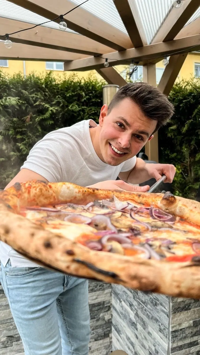 Sven Teichmann ist bei Instagram sehr erfolgreich mit dem Kanal teichners_pizza_palace. Er hat dort 359 000 Follower. Nun bringt er auch ein Pizza-Backbuch heraus.⇥