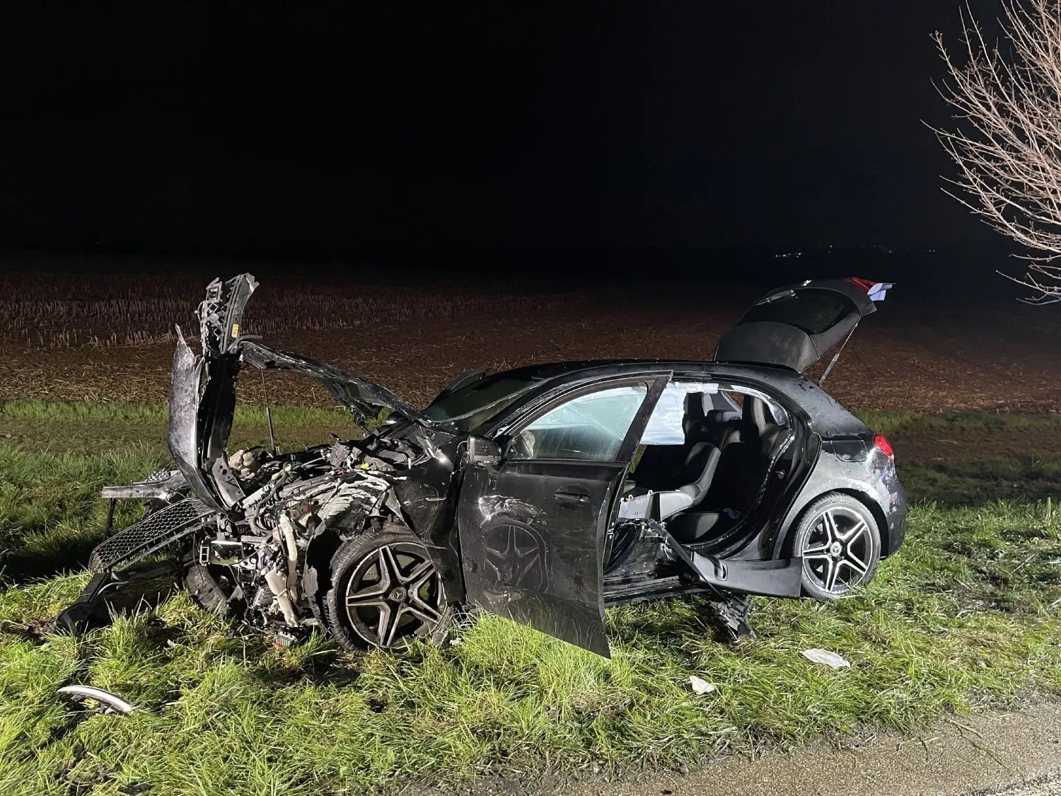 Ein 17-Jähriger ohne Führerschein hat auf der B10 bei Schwieberdingen einen schweren Unfall verursacht.