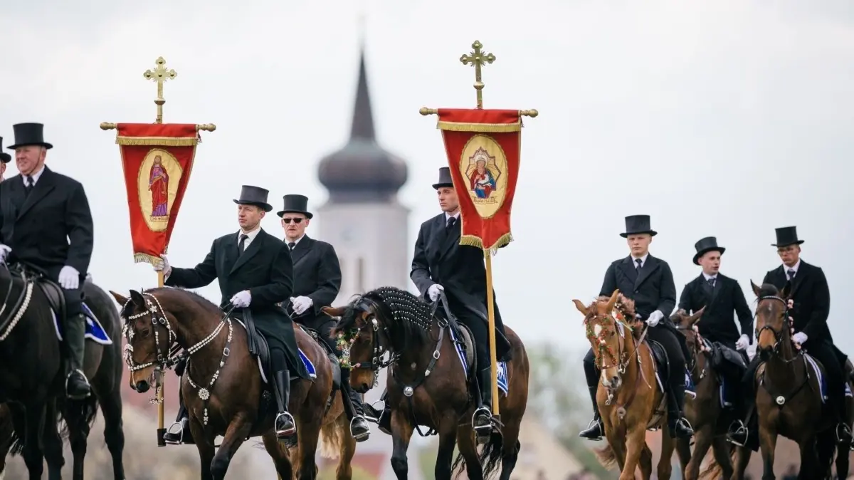 Sorbische Osterreiter verkünden auch 2024 wieder die Auferstehung Christi. Das sind die Routen und Zeitpläne für das Osterreiten 2024 in der Lausitz. (Symbolbild)
Sorbische Osterreiter in Frack und Zylinder verkünden am 16.04.2017 in Ralbitz (Sachsen) die Auferstehung Christi. Seit mehr als fünf Jahrhunderten tragen Katholiken der Minderheit in Sachsen und Brandenburg am Ostersonntag die Botschaft von der Auferstehung Christi in die Nachbar-Pfarrei. Foto: Oliver Killig/dpa-Zentralbild/dpa ++ +++ dpa-Bildfunk +++