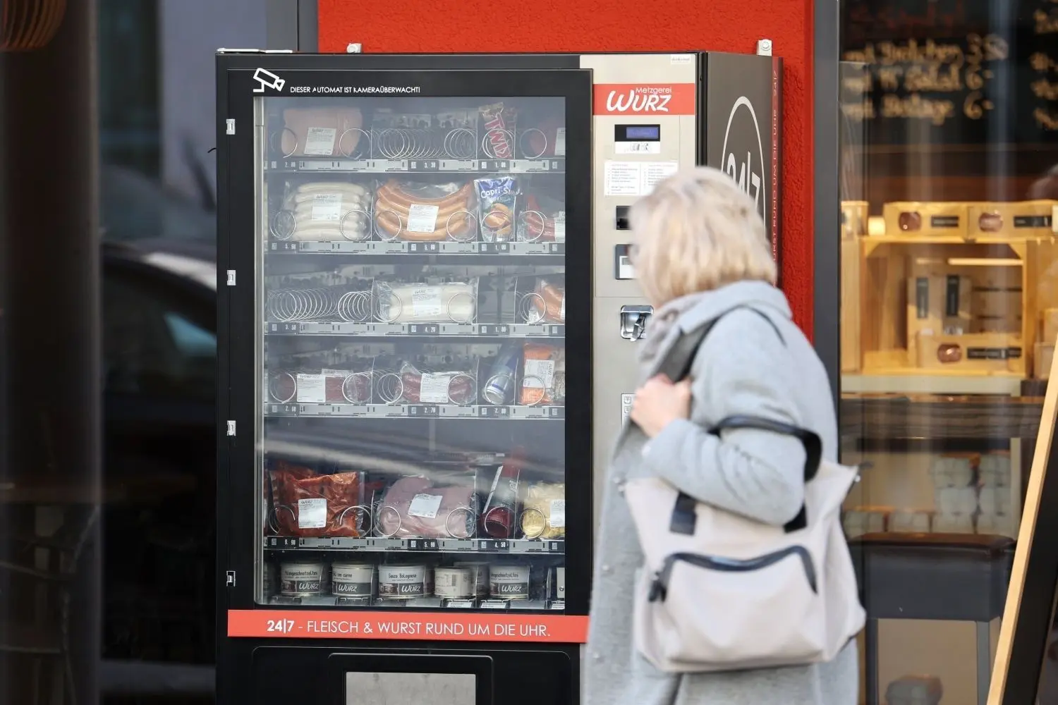 Das Geschäft mit dem Automaten im Eingangsbereich der Metzgerei floriert vor allem an den Wochenenden.