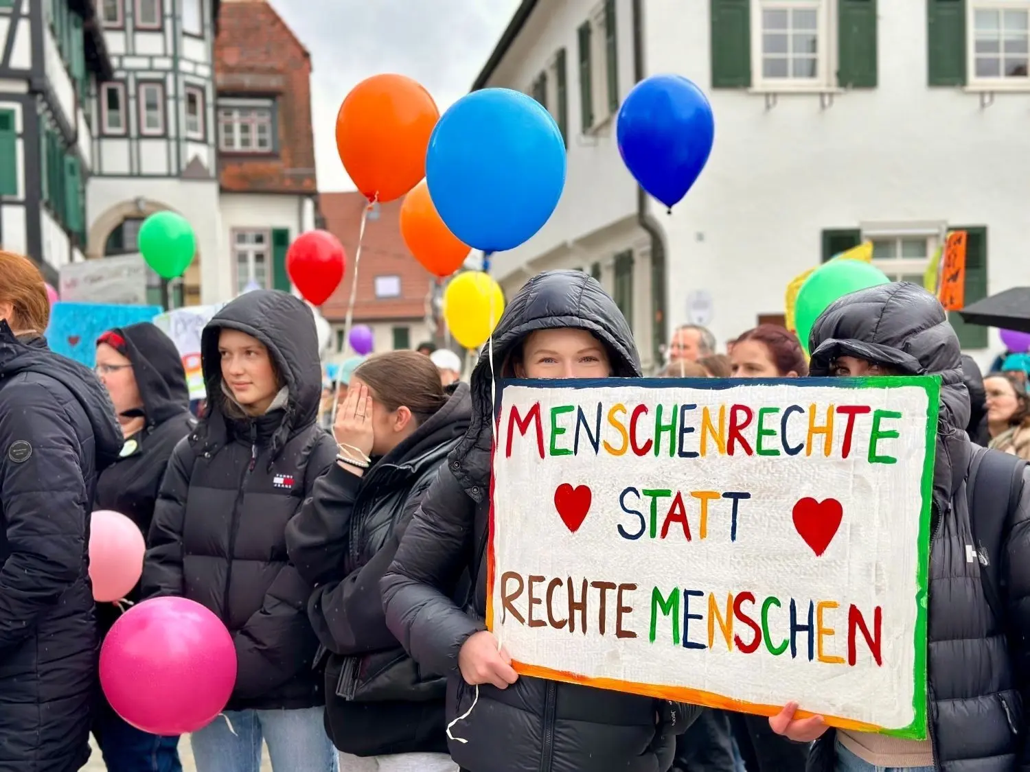 Bunt, vielfältig und mit klarer Botschaft: Zahlreiche Jugendliche hatten Plakate zur Demo mitgebracht.