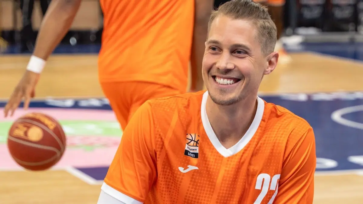 Hat aktuell Grund zum Strahlen: Thomas Klepeisz feierte mit Ratiopharm Ulm zuletzt vier Siege.
Thomas Klepeisz (Ratiopharm Ulm, #22) freut sich beim Aufwärmtraining
Rostock Seawolves vs. Ratiopharm Ulm, Basketball, 1.Bundesliga, Spieltag 28, Saison 2023/2024, 14.04.2024
Foto: Eibner-Pressefoto/St. Limberg