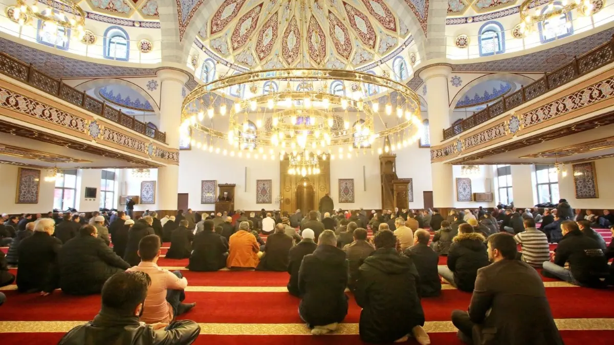 Auch in Duisburg findet der Ramadan 2024 statt. Wann ist Iftar und wann sind die Gebetszeiten? Hier der Kalender.
Muslime bereiten sich am 09.01.2015 in der Merkez-Moschez in Duisburg (Nordrhein-Westfalen) auf das Freitagsgebet vor. Foto: Roland Weihrauch/dpa ++ +++ dpa-Bildfunk +++