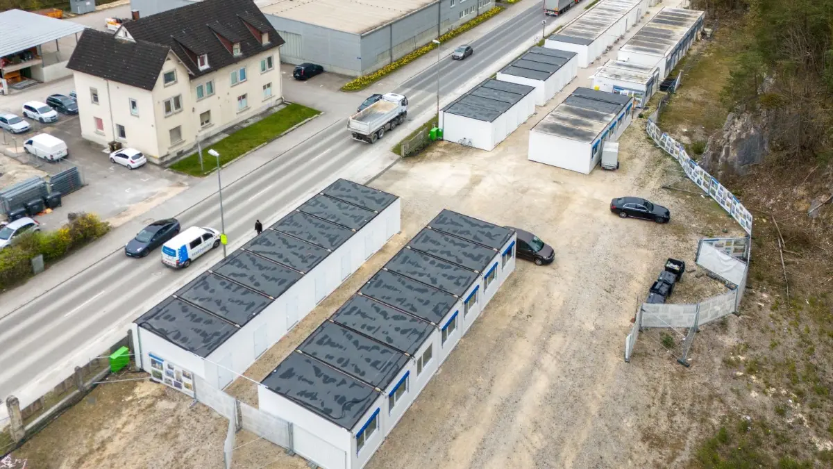 An der B28 in Herrlingen sind weitere Container für Geflüchtete aufgestellt worden. Der Alb–Donau–Kreis wird diese nun nach und nach belegen. Insgesamt werden finden dort dann 200 Menschen Platz.
Gemeinschaftsunterkunft Herrlingen: neue Container stehen.