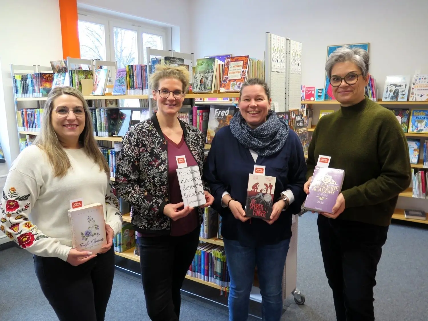 Ihr Herz schlägt für das Lesen: Lisa Tschöke, Leiterin Maxi Goessler-Kilic, Monika Gündler und Ann Catrin Amling-Herre (von links). Ebenfalls zum Mediothek-Team gehören Dominique Stingel und Rifat Mahler.⇥