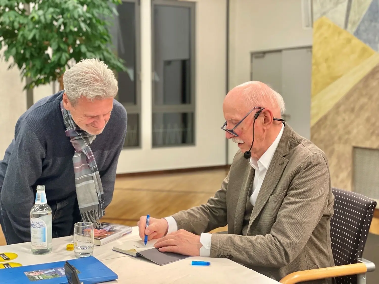 Wieland Backes liest, erzählt und signiert schließlich in Crailsheim.⇥