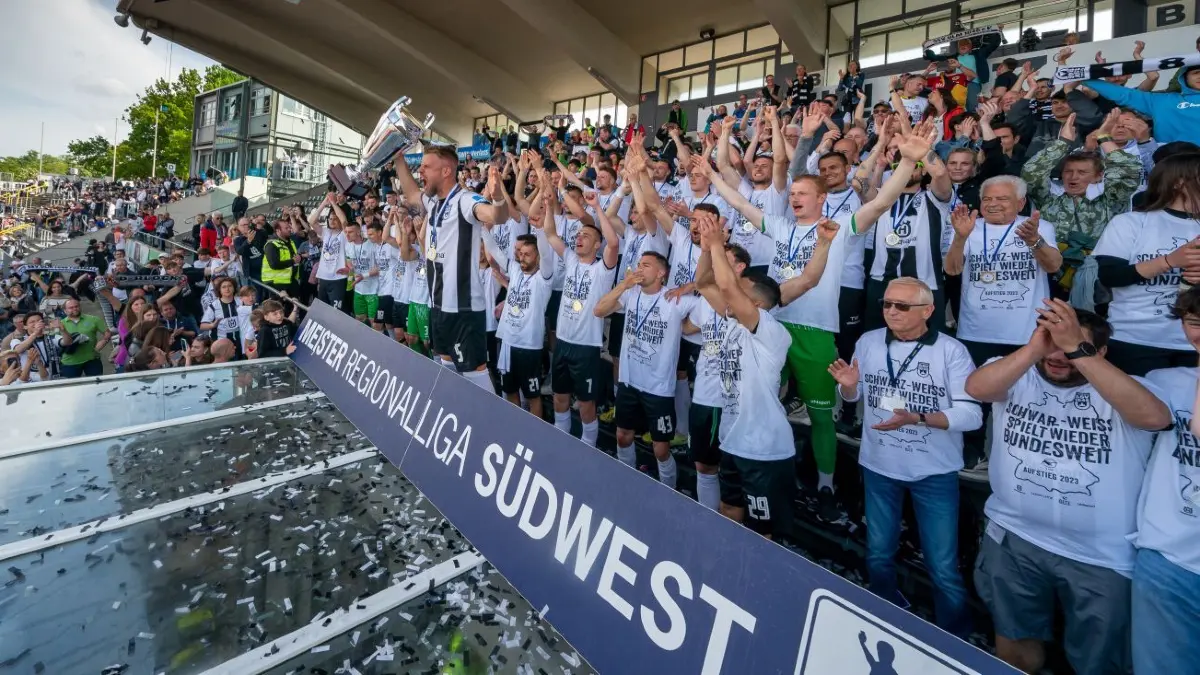 An den letzten Aufstieg erinnert man sich gerne: Am 20. Mai 2023 wurde der SSV Ulm 1846 Fußball Meister der Regionalliga Südwest.
SSV Ulnm Aufstieg Mannschaft feiert mit Pokal Online