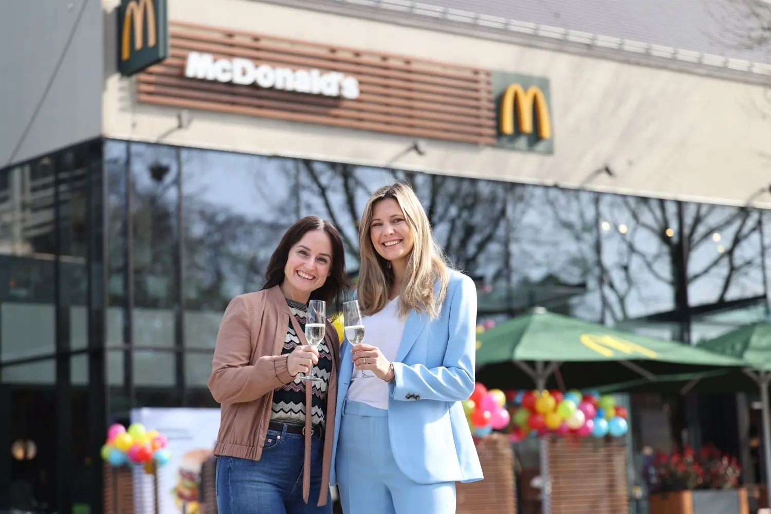Geschäftsleiterin der Outletcity Regine Schoellkopf-Pinakidis und Franchisenehmerin Julia Albert stoßen auf die Wiedereröffnung an.