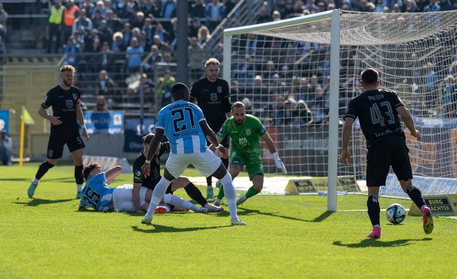 Mit 1:0 hat der SSV Ulm 1846 Fußball das Gastspiel in Giesing vor 15 000 Zuschauern gewonnen. Ein Joker-Tor bringt dem starken Aufsteiger den 15. Sieg der Saison 2023/24.