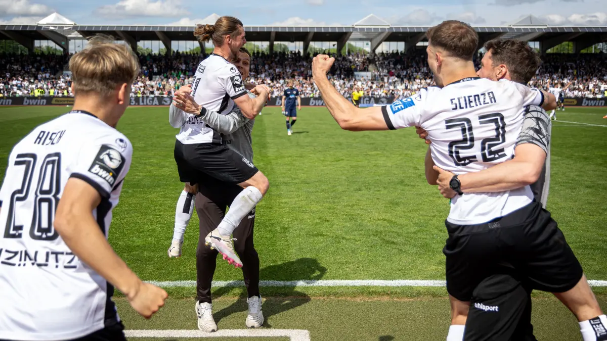 SSV Ulm 1846 Fussball — FC Viktoria Koeln , Fußball, 3. Liga, 36. Spieltag, Spielzeit 2023/2024, 04.05.2024: Dennis Chessa (SSV Ulm 1846, #11) und Leo Scienza (SSV Ulm 1846, #22) jubeln zusammen mit Thomas Woerle (SSV Ulm 1846, #Head Coach) nachdem der Aufstieg in die 2. Bundesliga feststeht.
GER, SSV Ulm 1846 Fussball vs. FC Viktoria Koeln, Fußball, 3. Liga, 36. Spieltag, Spielzeit 2023/2024, 04.05.2024,
DFB/DFL regulations prohibit any use of photographs as image sequences and/or quasi-video.,
Foto: Eibner-Pressefoto/Dennis Duddek