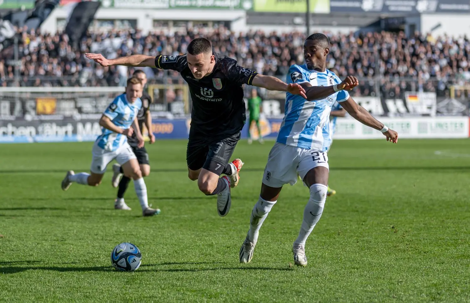 Mit 1:0 hat der SSV Ulm 1846 Fußball das Gastspiel in Giesing vor 15 000 Zuschauern gewonnen. Ein Joker-Tor bringt dem starken Aufsteiger den 15. Sieg der Saison 2023/24.