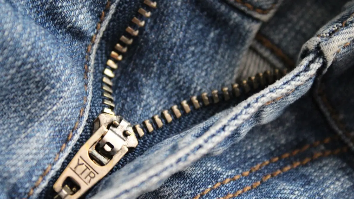 Ein Exhibitionist in Strausberg rief die Polizei auf den Plan. (Symbolbild)
Exhibitionist, offene Hose, Jeans, Reißverschluss
