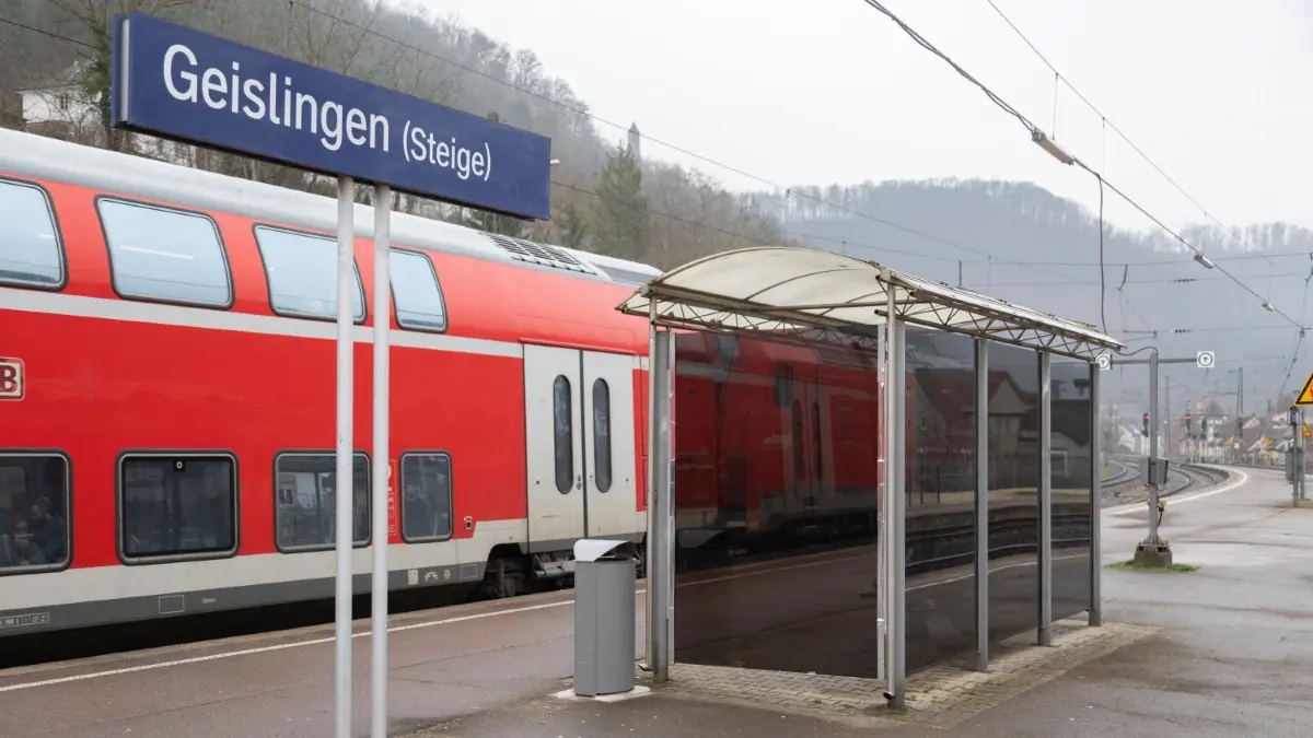 Am Hauptbahnhof Geislingen wurden beschädigte Scheiben durch neue ersetzt.
Bahnhof, Hauptbahnhof Geislingen - Wartehäuschen mit neuen Scheiben