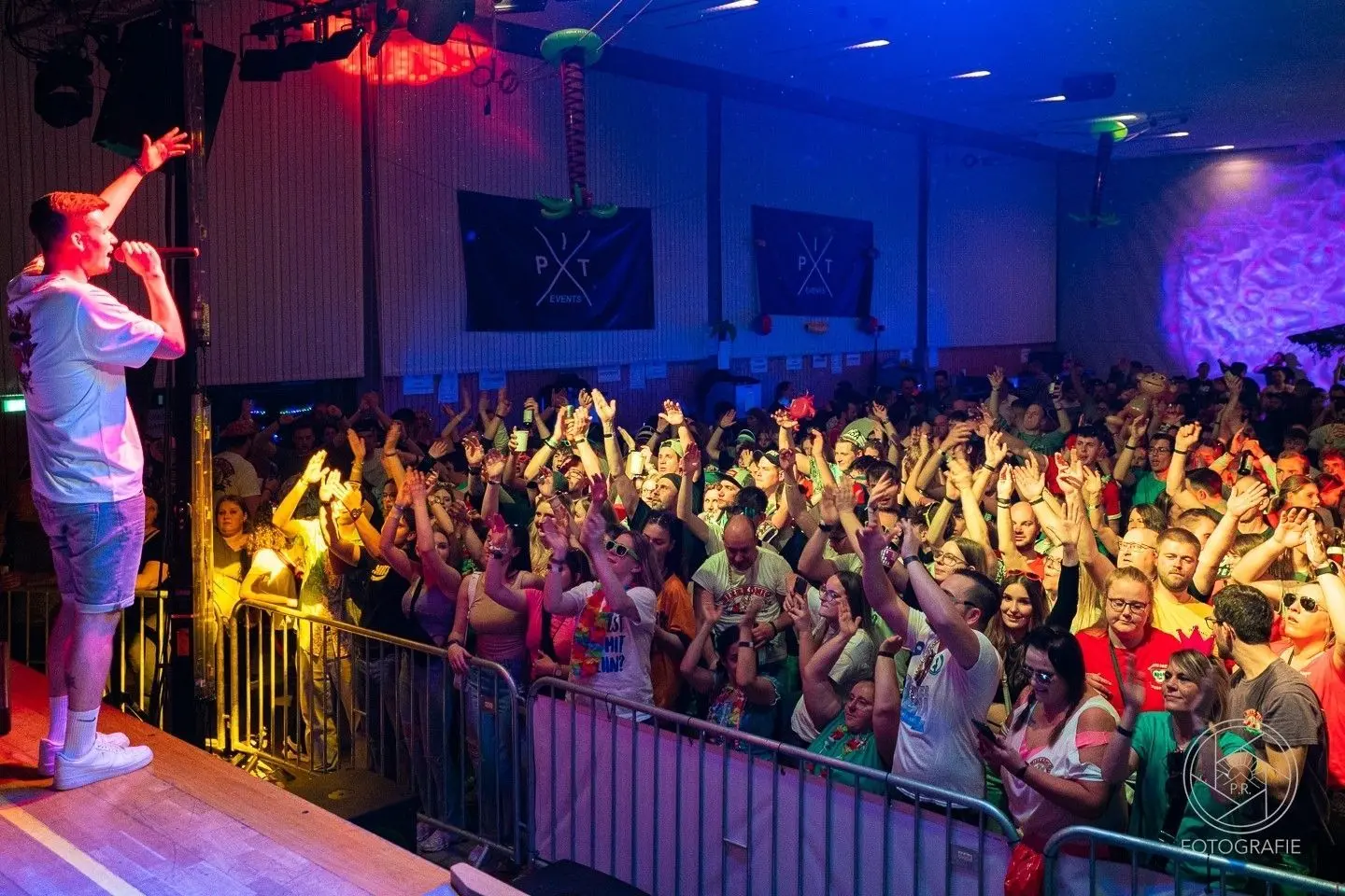 Schürze sorgt bei vielen von Peter Rist organisierten Partys für brodelnde Stimmung im Publikum. ⇥Foto: Pit Events