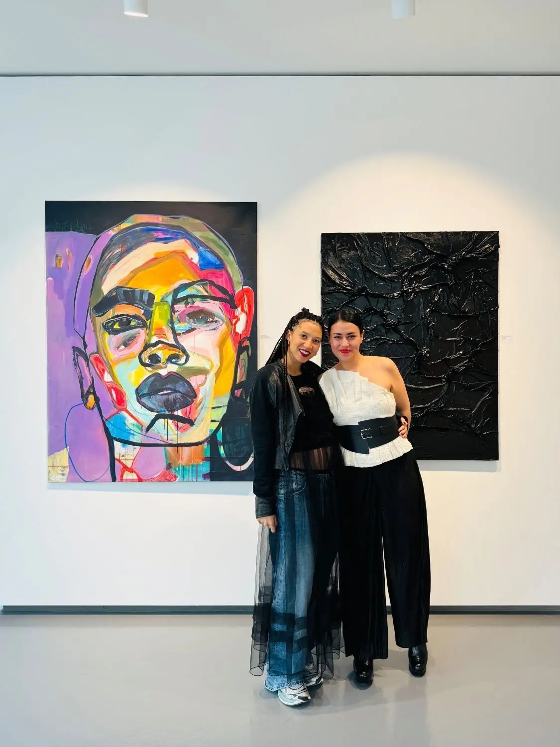 Joséphine Sagna (links) und Wendoly Monteiro da Costa (rechts), beide in Wiblingen aufgewachsen, stellen in Ulm ihre Kunst aus – und widmen sie ihrer Jugend in Wiblingen.