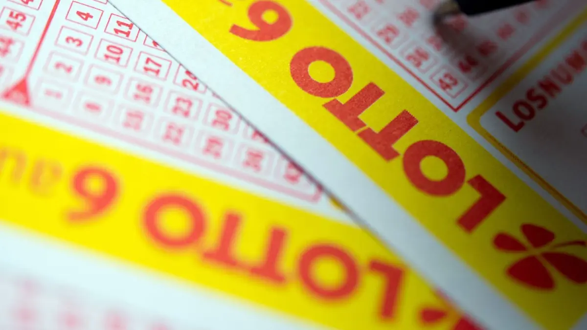 Die Lottozahlen und Quoten von Samstag, 13.04.2024, im Überblick.
ARCHIV - 07.01.2015, Baden-Württemberg, Stuttgart: Ein Mann füllt einen Lottoschein aus. (zu dpa: «Lotto-Millionen-Gewinn geht ins Havelland») Foto: Inga Kjer/dpa +++ dpa-Bildfunk +++