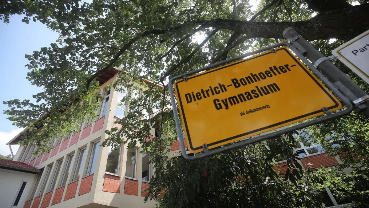 Das Hauptgebäude des Dietrich–Bonhoeffer–Gymnasiums ist nicht mehr zeitgemäß. Ob es grundlegend saniert oder durch einen Neubau ersetzt wird, muss der Gemeinderat jetzt entscheiden.
metzingen schulen gymnasium neugreuthschule seyboldschule sieben kelter schule