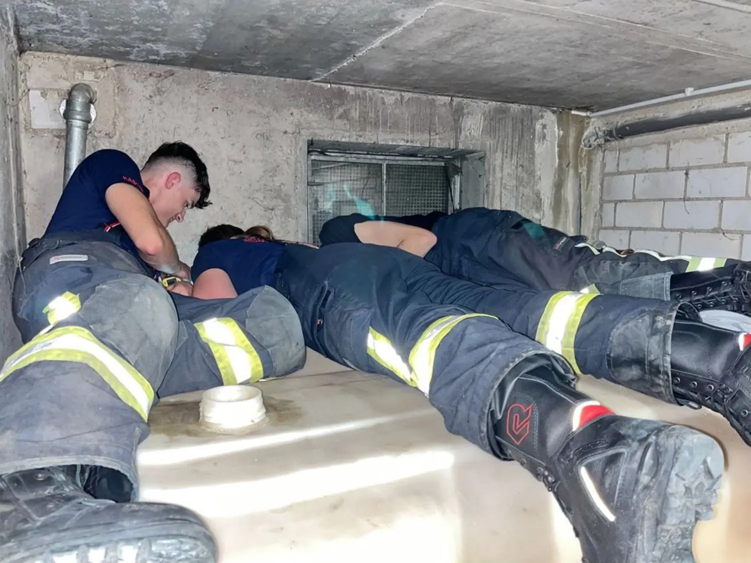 Kein Rankommen an Kater Samy: Die Bodelshausener Feuerwehrleute sondierten die Lage im Keller. Mit allen Mitteln versuchten sie, das eingeklemmte Tier zu retten. Schließlich musste aus den Tanks teilweise Öl abgepumpt werden. ⇥