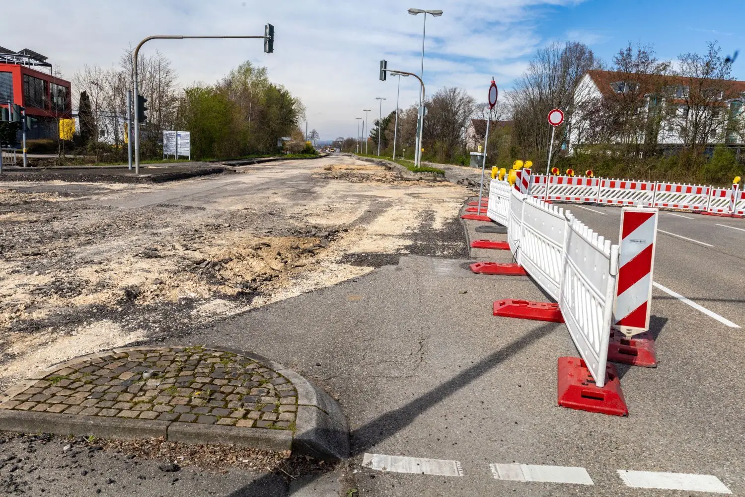 Was von der Straße noch bleibt: Große Teile der Fahrbahn der alten B10 (hier an der Tobelkreuzung) sind abgetragen. ⇥