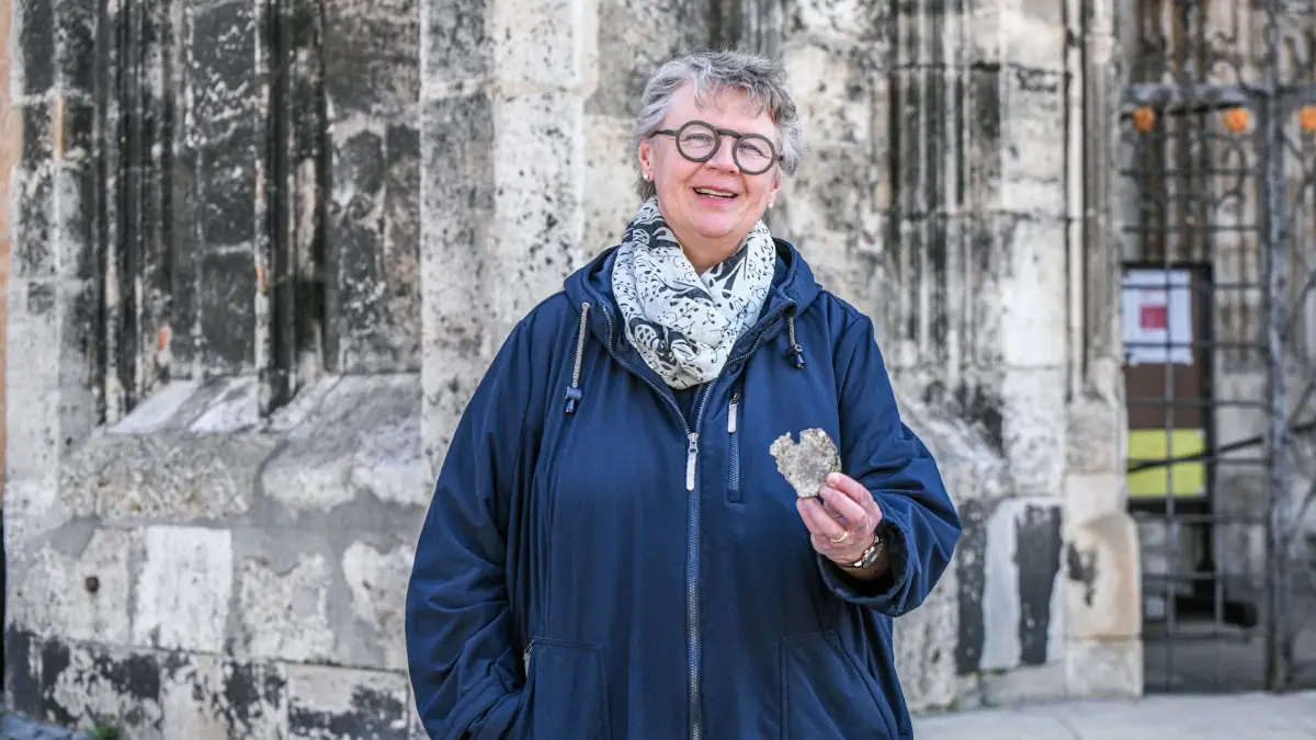 Münsterbaumeisterin Heidi Vormann hält ein abgefallenes Putzstück in der Hand.
PRODUKTION - 12.04.2024, Baden-Württemberg, Ulm: Heidi Vormann, die Baumeisterin des Ulmer Münsters, hält im Zuge der Verbauung von künstlicher Intelligenz (KI) im Ulmer Münster ein abgefallenes Putzstück in der Hand. Das Ulmer Münster kämpft mit bröckelndem Putz, Schimmel, Rissen und dem Klimawandel. Ein neues Projekt mit Datenloggern und einer KI soll dem Jahrhunderte alten Gebäude nun helfen, sich mitzuteilen. Die Kirche mit dem höchsten Kirchturm der Welt leidet unter ihrem Alter und dem Klimawandel. (zu dpa: «Eine KI soll Verfall am Ulmer Münster aufhalten») Foto: Jason Tschepljakow/dpa +++ dpa-Bildfunk +++