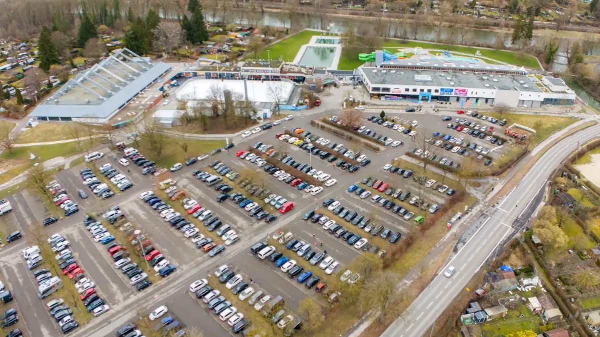 Parken hier, auf dem Gelände des Donaubades in Neu–Ulm, im Jahr 2030 Besucher der Landesgartenschau in Ulm?
Parkplatz beim Donaubad wird kostenpflichtig