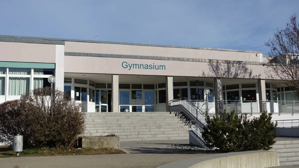 Das Gymnasium in Meßstetten
Das Gymnasium in Meßstetten legt großen Wert auf die Lesekompetenz der Schüler. Sogar im Mathe-Unterricht wird nicht nur gerechnet.