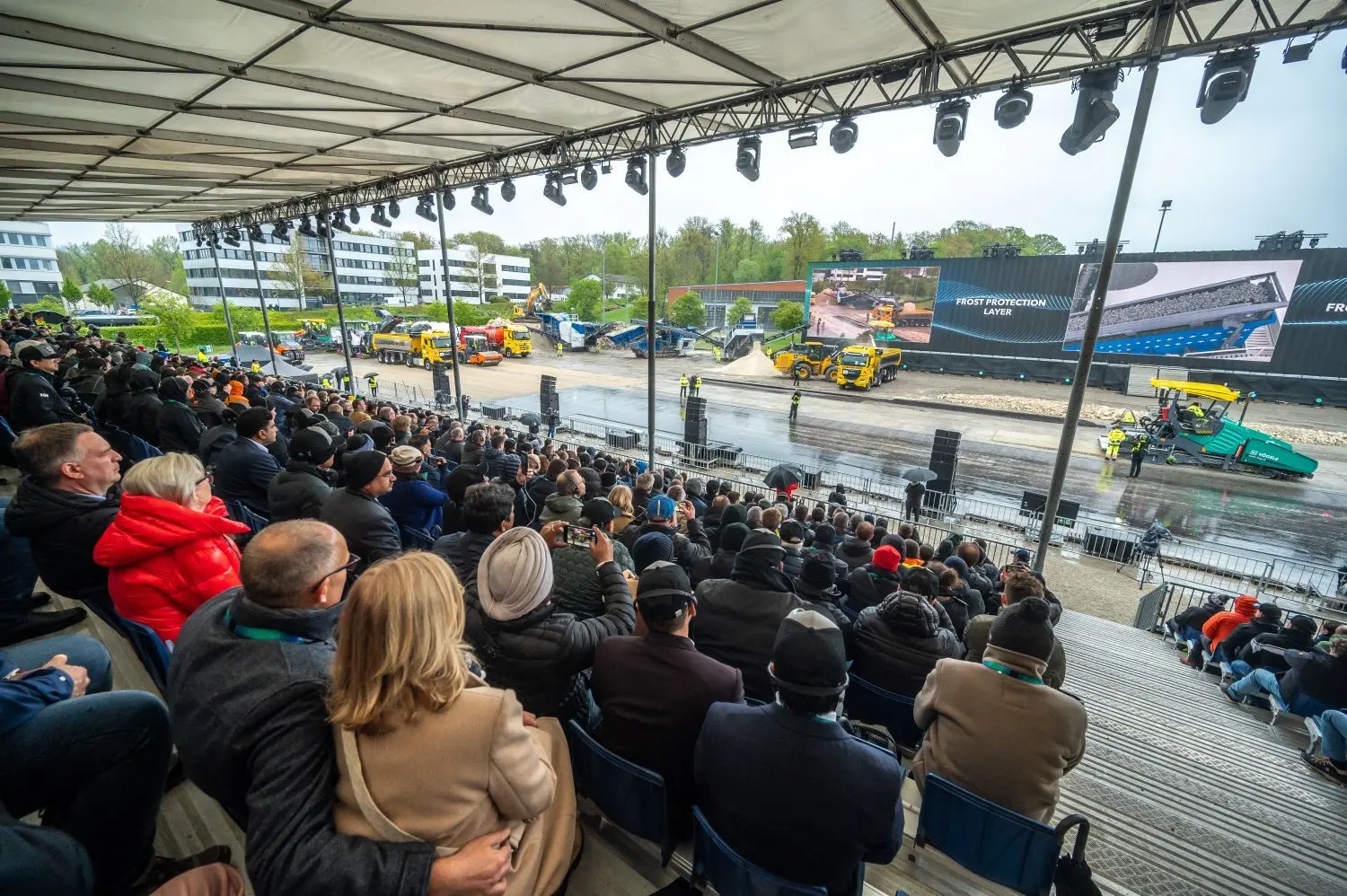Die Technology-Days der Wirtgen Group fanden in diesem Jahr bei Kleemann im Stauferpark statt. Die zahlreichen Besucher aus aller Welt erlebten eine eindrucksvolle Live-Demo.