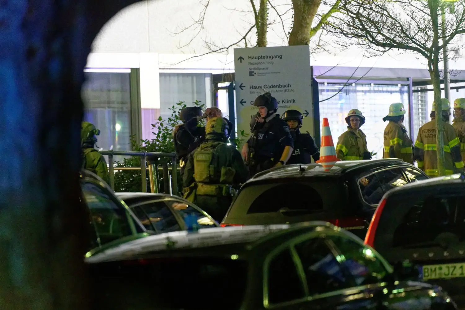 Schwer bewaffnete Polizisten sind vor einem Aachener Krankenhaus im Einsatz. Die Polizei ist wegen einer „möglichen Bedrohungssituation“ im Luisenkrankenhaus im Einsatz.