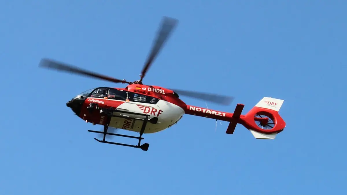 Mit dem Rettungshubschrauber wurde der Abgestürzte in eine Klinik geflogen.