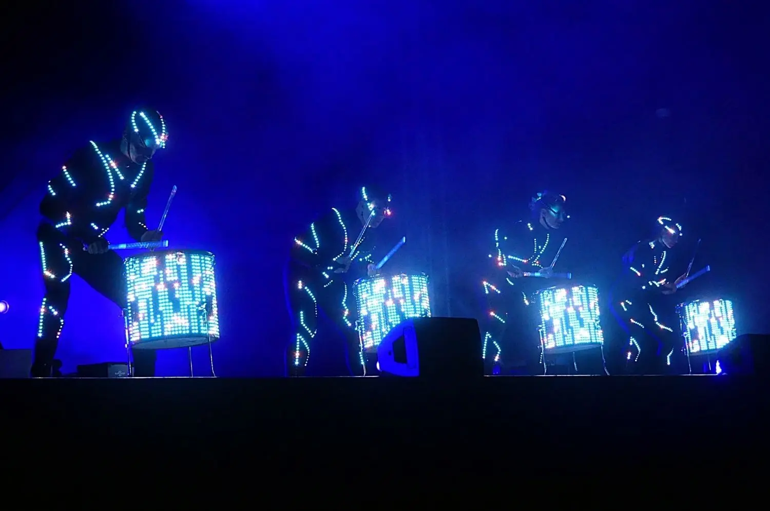 Stimmungsvolles Trommel-Quartett: Da stimmte nicht nur der Rhythmus, sondern auch Choreografie und Lichtdesign.