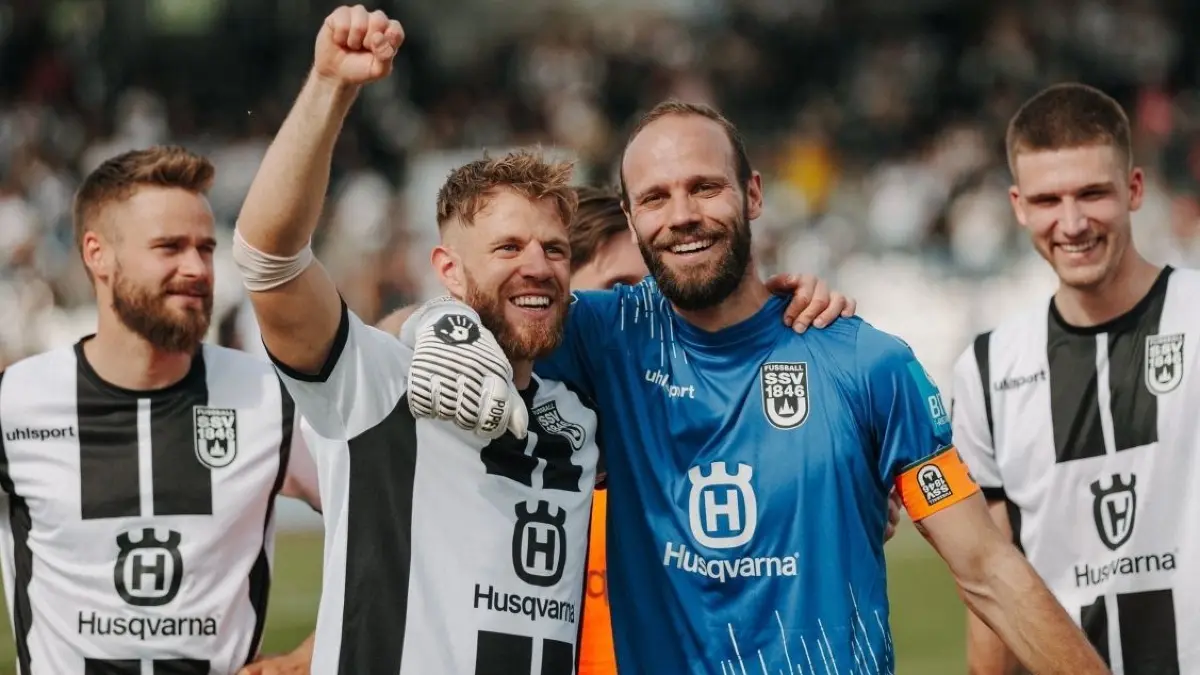 Kapitän Johannes Reichert (Mitte links) und Torwart Christian Ortag (Mitte rechts) haben gut lachen. Sie sind mit dem SSV Ulm 1846 Fußball Spitzenreiter der Dritten Liga — nach 33 von 38 Spieltagen.
Fußball, SSV Ulm: Das Spiel zwischen dem SSV Ulm und Preußen Münster im Donaustadion (Endstand 2:0)
JOHANNES REICHERT und CHRISTIAN ORTAG