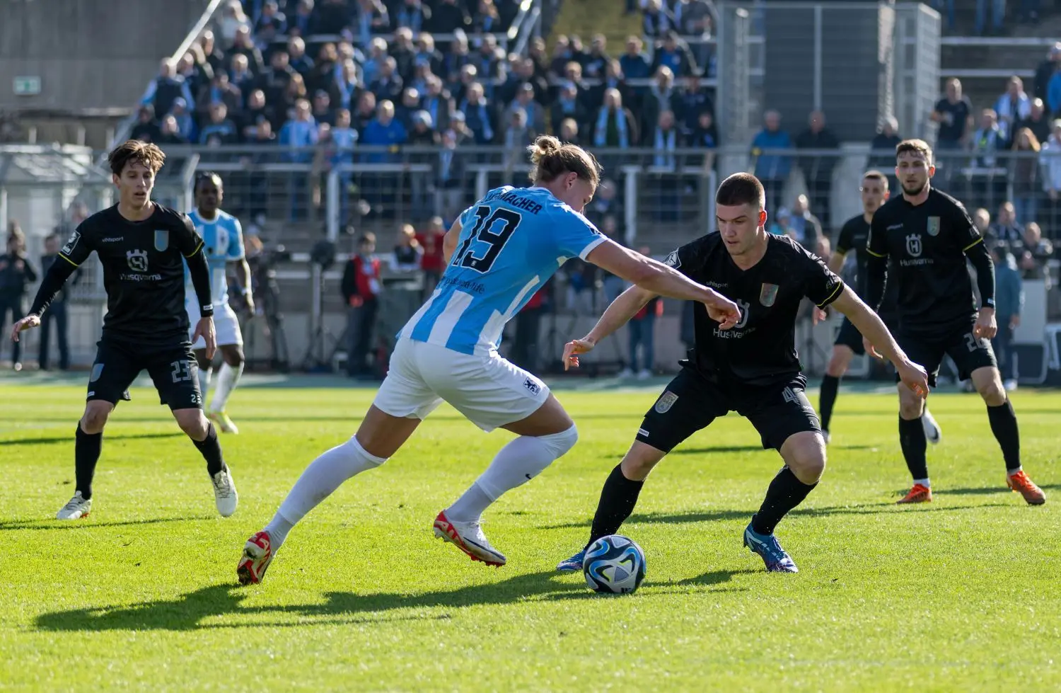 Mit 1:0 hat der SSV Ulm 1846 Fußball das Gastspiel in Giesing vor 15 000 Zuschauern gewonnen. Ein Joker-Tor bringt dem starken Aufsteiger den 15. Sieg der Saison 2023/24.