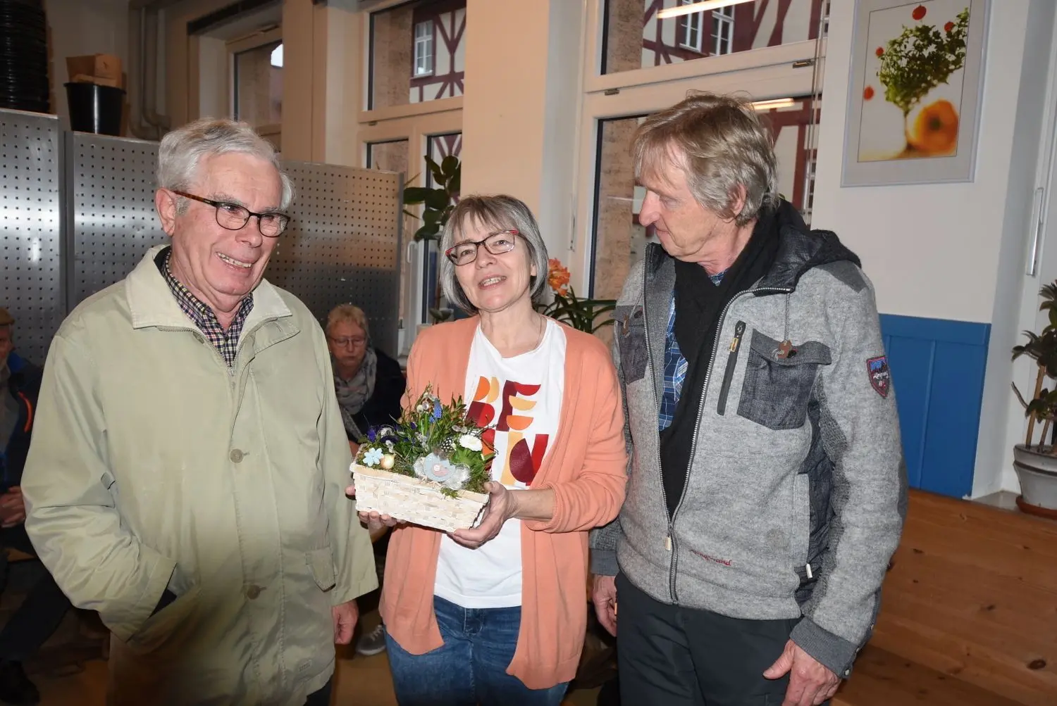 Hans-Heinrich Lübke (links) mit Petra Zott und Karl Eichele. Zum Dank für die Führung gab’s ein kleines Präsent.