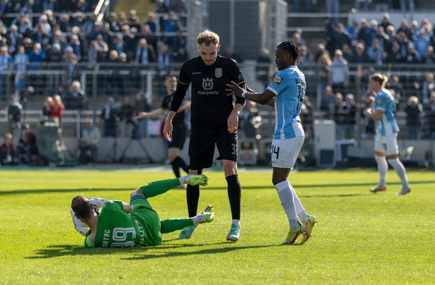 Mit 1:0 hat der SSV Ulm 1846 Fußball das Gastspiel in Giesing vor 15 000 Zuschauern gewonnen. Ein Joker-Tor bringt dem starken Aufsteiger den 15. Sieg der Saison 2023/24.