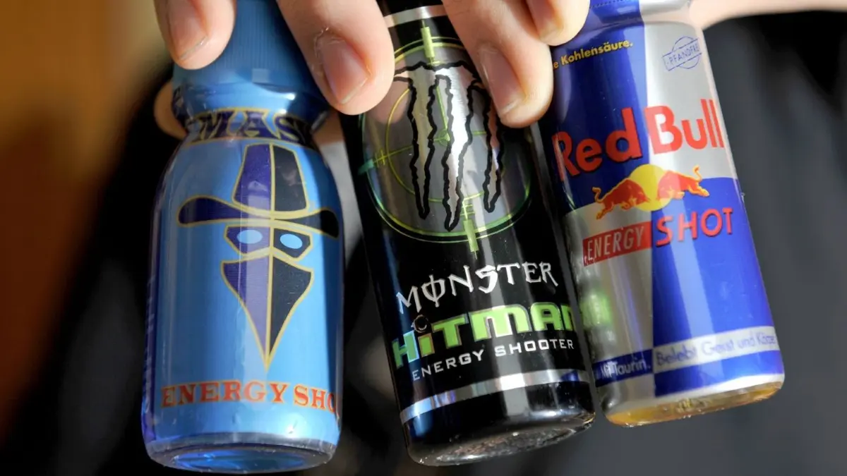 Verbraucherschützer fordern eine Altergrenze zum Verkauf von Energydrinks.
ARCHIV - ILLUSTRATION - Eine Hand greift am 05.01.2010 in München (Oberbayern) nach «Energy Shots». Foto: Frank Leonhardt dpa (zu dpa "Von Smooth bis Functional - Sieben Trends für das Essen der Zukunft" am 29.12.2013) +++ dpa-Bildfunk +++