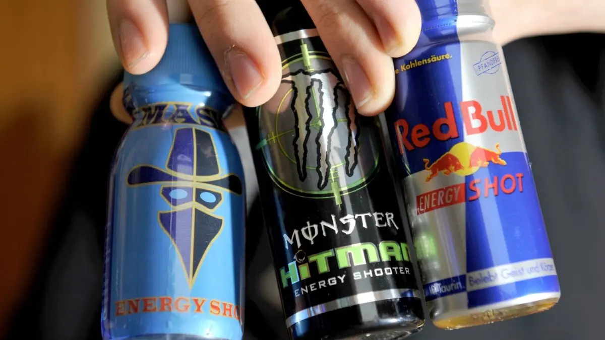 Verbraucherschützer fordern eine Altergrenze zum Verkauf von Energydrinks.
ARCHIV - ILLUSTRATION - Eine Hand greift am 05.01.2010 in München (Oberbayern) nach «Energy Shots». Foto: Frank Leonhardt dpa (zu dpa "Von Smooth bis Functional - Sieben Trends für das Essen der Zukunft" am 29.12.2013) +++ dpa-Bildfunk +++