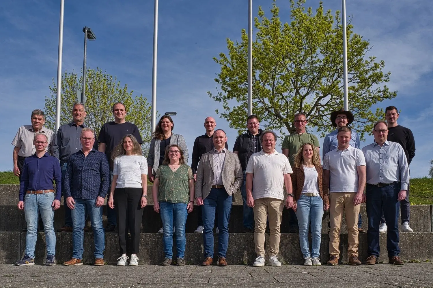 Die Kandidaten der Unabhängigen Bürgervereinigung. Hinten (von links): Karl Altvater, Joachim Hauenstein, Hannes Weller, Ann-Cathrin Schreyer, Uwe Heunisch, Sebastian Kienzle, Martin Mühlhäuser, Sascha Braun, Julian Schuster.  Vorne: Robin Kelldorfner, Jürgen Haug, Gabriele Hirth, Stefanie Schober, Daniel Fritz, Ralf Kronmüller, Kerstin-Margareta Häußler, Kai Maier, Martin Walter.  ⇥