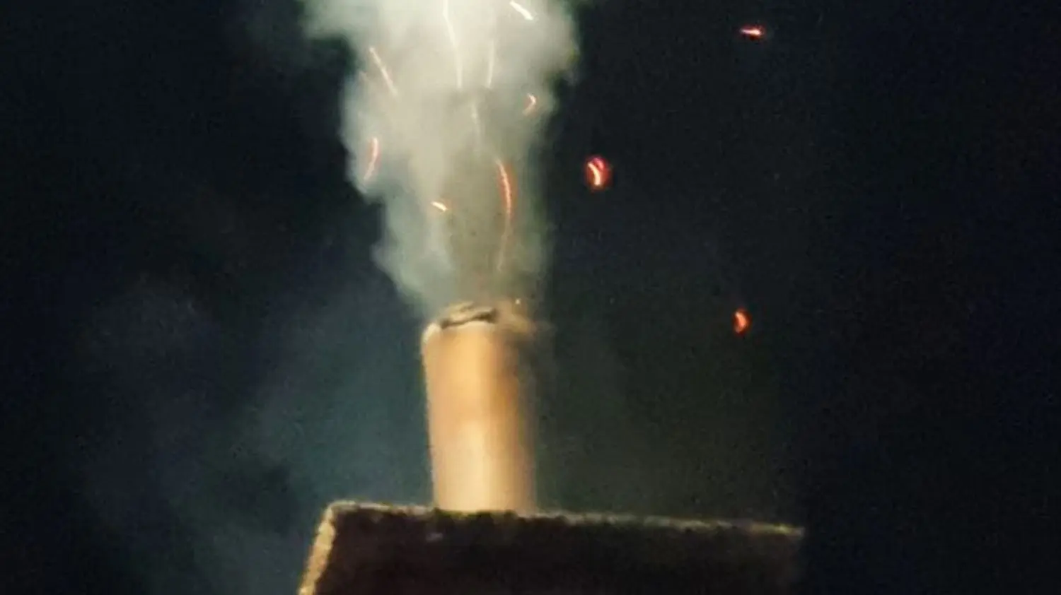 Flammen schlugen noch aus dem Kamin, als die Feuerwehr eintraf.