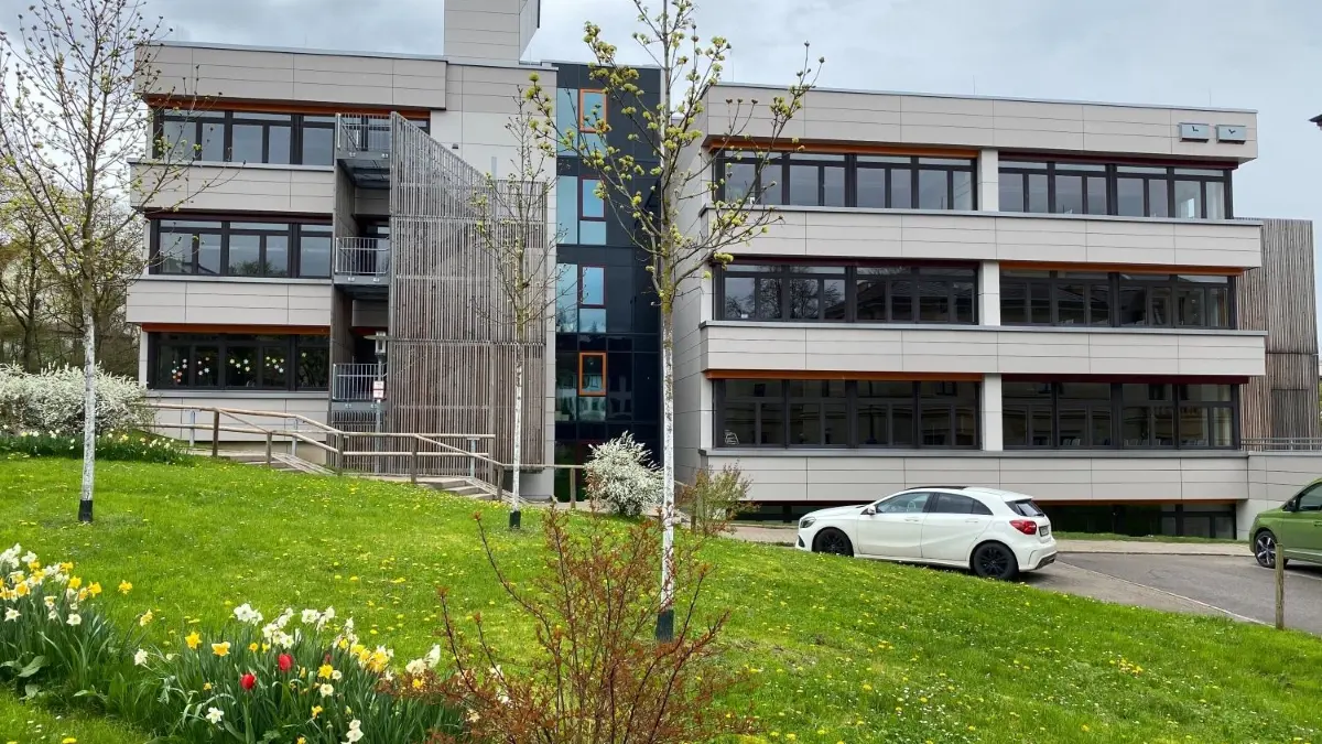 Nach der energetischen Sanierung glänzt die Gaildorfer Schloss–Realschule mit einer neuen Fassade. Die Heizung wurde damals nicht erneuert. Die alten Rippenheizkörper müssen nun auf Wunsch der Unfallversicherung Baden–Württemberg ausgetauscht werden.⇥