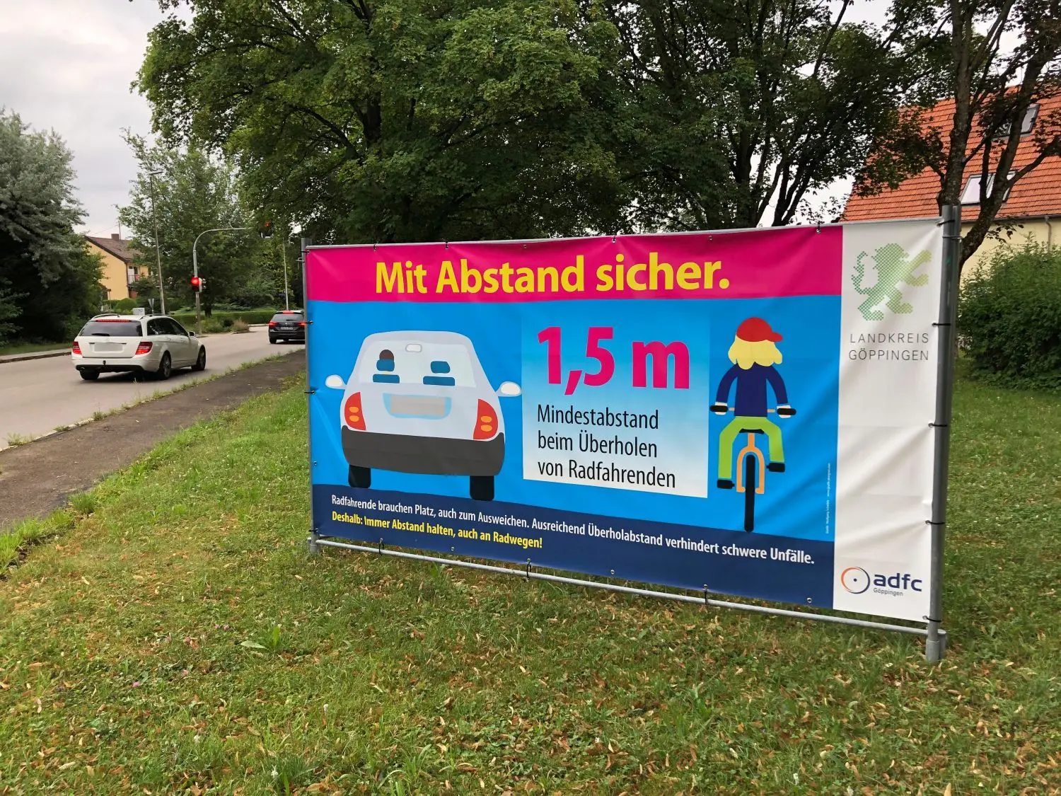 Mit Transparenten weist der ADFC-Kreisverband Göppingen auf die geltenden Abstandsregeln hin.⇥