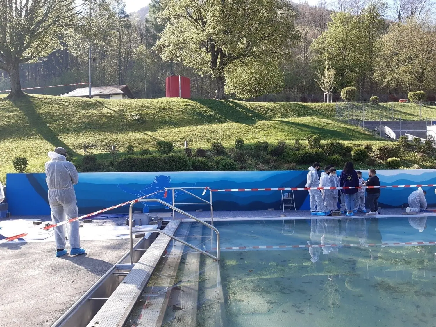Ohne Schutzanzug, Maske und einem knackigen Crash-Kurs in Sachen „Sprayen“ ging es nicht. Dennoch war bereits nach wenigen Stunden Arbeit deutlich zu sehen, wie die Fläche am flachen Becken im Höhenfreibad in eine Unterwasserwelt verwandelt wurde.⇥